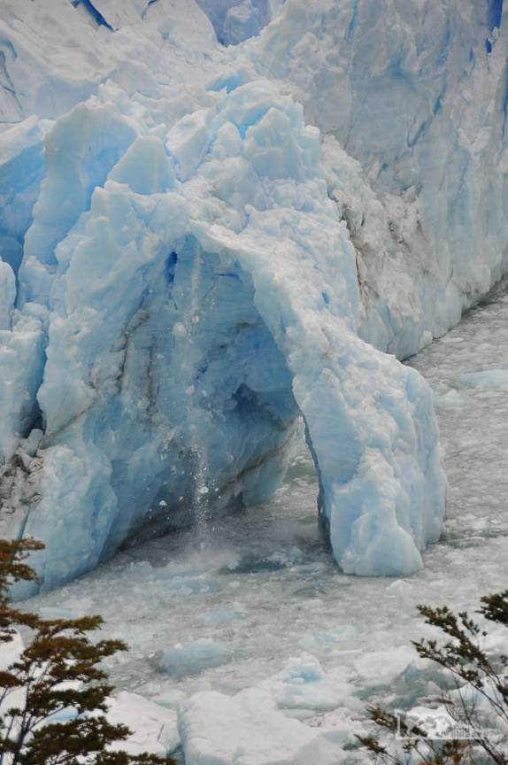 Um arco de gelo entra em colapso no glaciar Perito Moreno, no parque Nacional Los Glaciares, região de El Calafate, no sul da Argentina (foto 4 de 10)